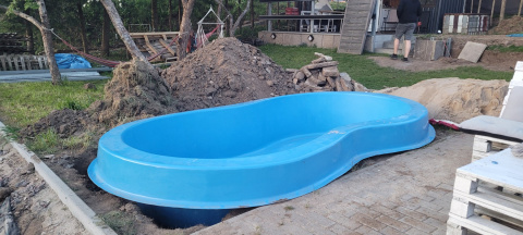 Nowoczesny basen ogrodowy 3x6m z laminatu poliestrowego – odporny na warunki atmosferyczne, idealny dla rodzin i agroturystyk.